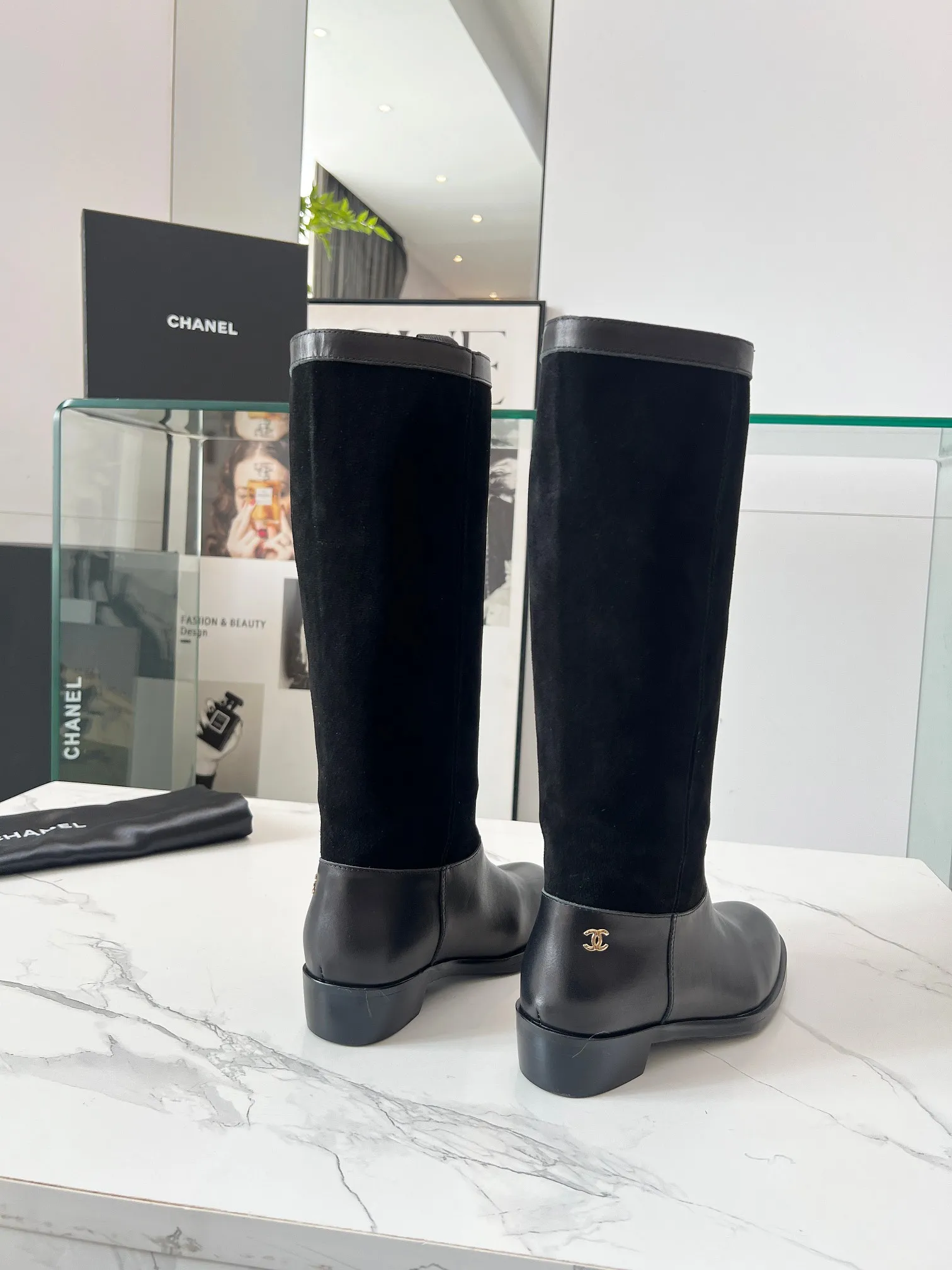 👟👟Ex-factory price 780👟👟 Top quality🔥Chanel Chanel 25 autumn and winter small fragrant suede color-blocked knight mid-high boots! Retro style boots Western cowboy boots! Unique western boot design with smooth curves and irregular edges like free lines in the wilderness! With a casual and free flavor. Let every step be uninhibited and refined! Whether it is paired with smart suit pants to create a cool urban style, or matched with an elegant dress to create a strong and soft aesthetic. Or pair it with jeans to create an authentic western style! The upper is made of first-layer cowhide stitched with suede. The lining is made of water-dyed cowhide. Code number: 35-40 (41 is custom-made and cannot be returned or exchanged). Comes with original bag.